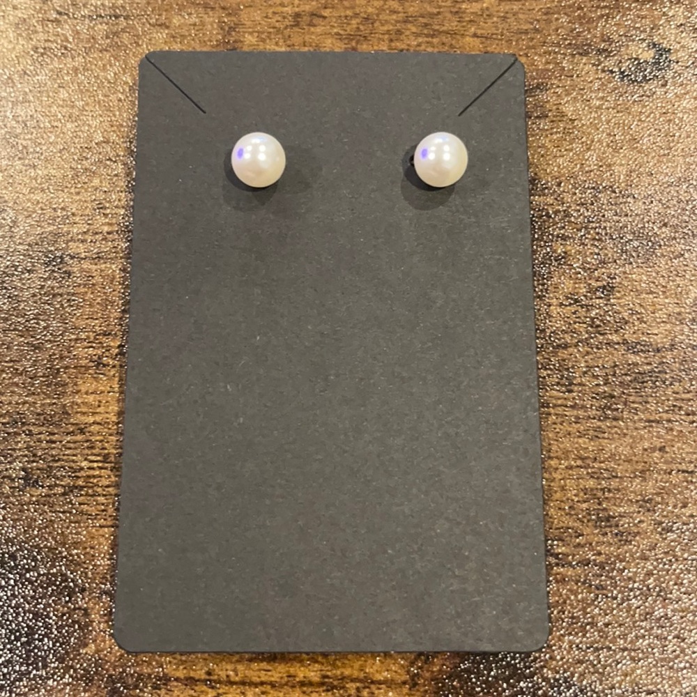 Pearl stud earring